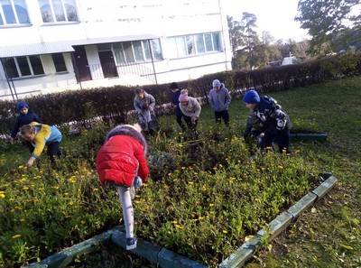 Воспитанники школьного отделения №3 поселка Курилово посадили цветы