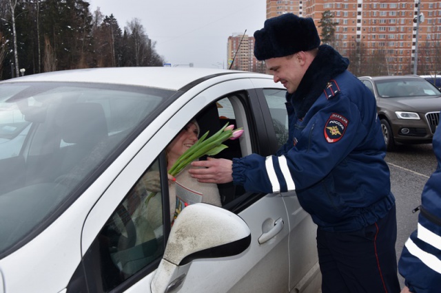 Инспекторы ГИБДД Новой Москвы поздравляли женщин с праздником