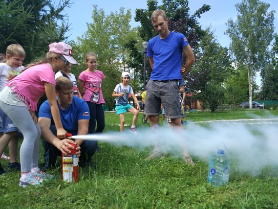 Лето 2018: сотрудники МЧС совместно с добровольцами продолжают работу с детьми 