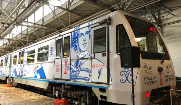 Тематический поезд к 350-летию со дня рождения Петра I запустили в метро Москвы