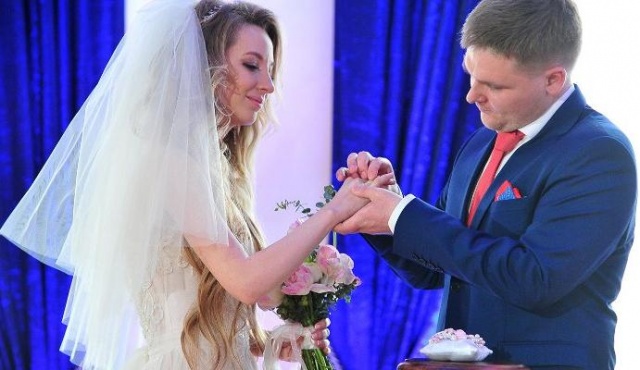 Респонденты одобрили новые правила подачи заявлений на заключения брака
