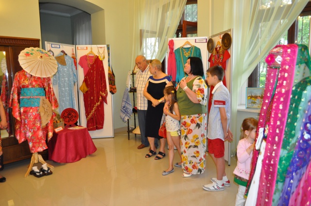 Выставка национальной одежды народов мира открылась в Музее истории усадьбы «Щапово»
