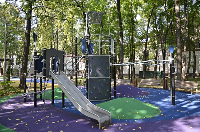 Специалисты начали работы на всех объектах программы строительства детских площадок