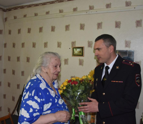 Начальник УВД по ТиНАО полковник полиции Шамиль Сибанов поздравил ветерана с наступающей 73-й годовщиной Победы в Великой Отечественной войне