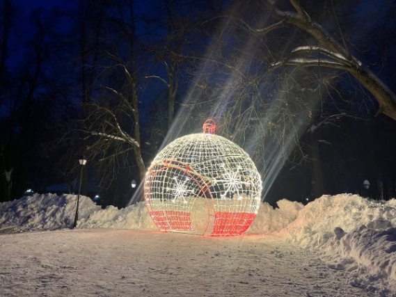 Установку светового шара произвели в парке Щаповского