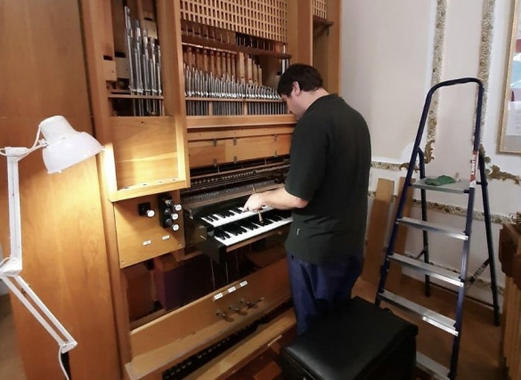 Сотрудники органного зала поселения Щаповское поделились фотоотчетом ремонта органа