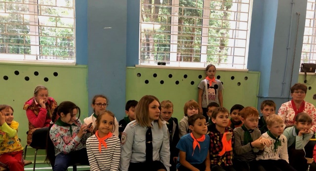 Сотрудники полиции Новой Москвы провели профилактический урок безопасности для воспитанников детского городского лагеря