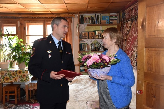 Начальник УВД по ТиНАО поздравил с 80-летним юбилеем ветерана Зою Яковлевну Сорокину
