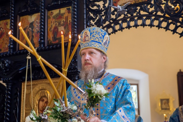Епископ Домодедовский провел тожественное богослужение в Щапово