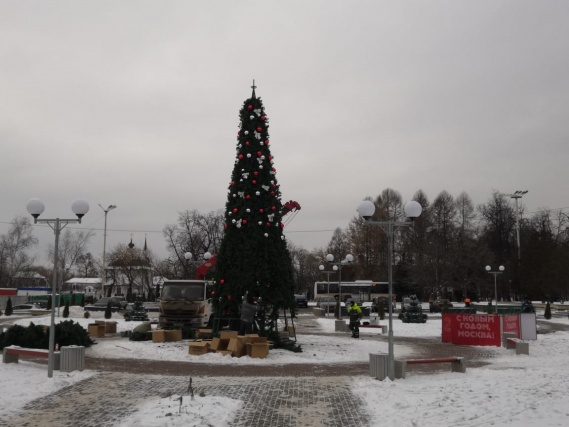 Новогодние ели демонтируют в поселках Щапово и Курилово