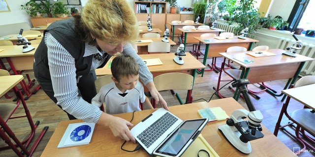 Родителям школьников назвали электронные сервисы для контроля образовательного процесса учеников
