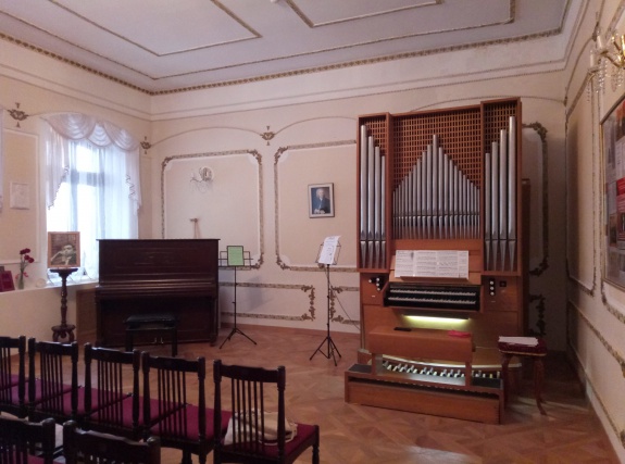 Концертная программа состоится в органном зале поселения