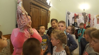 Школьники посетили выставку костюмов народов Советского Союза