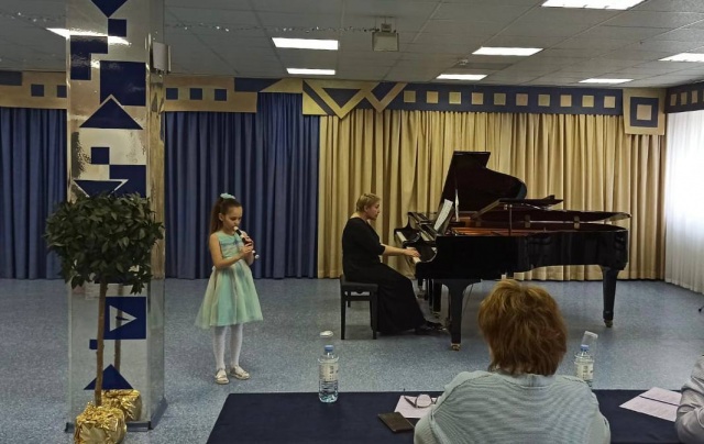 Воспитанницы Детской школы искусств «Гармония» приняли участие в конкурсе «Музыкальные надежды»