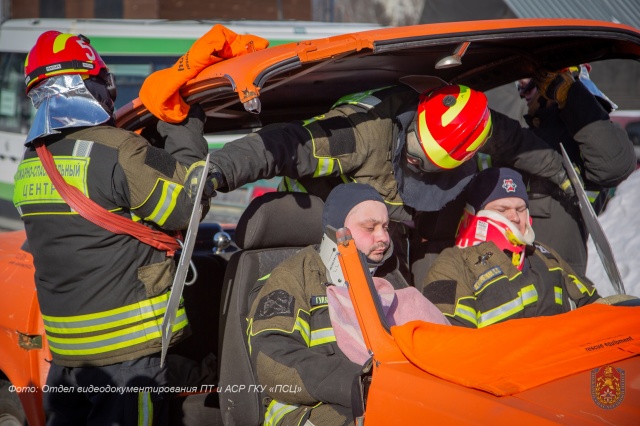 Пожарные и спасатели столицы повышают профессиональный уровень оказания помощи пострадавшим в ДТП