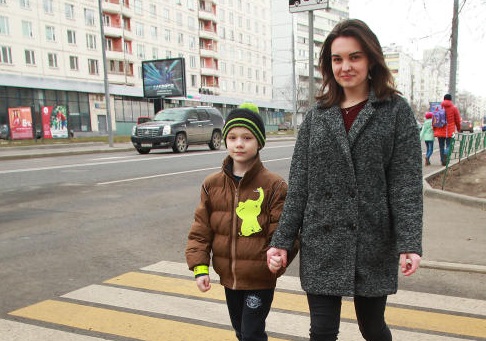  Юные москвичи смогут получить светоотражающие браслеты на стойках в метро и в автобусах