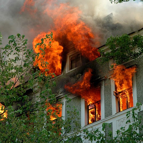 Предупредить пожар в своей квартире (жилом доме) можно…