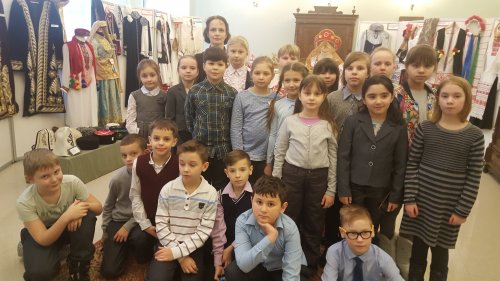 Ученики начальной школы №2075 посетили выставку «В дружной семье народов СССР» 