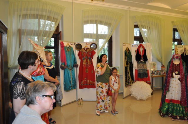 Школьникам показали выставку национальной одежды народов мира