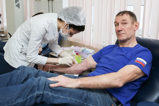 Московские спасатели сдают кровь помогая людям