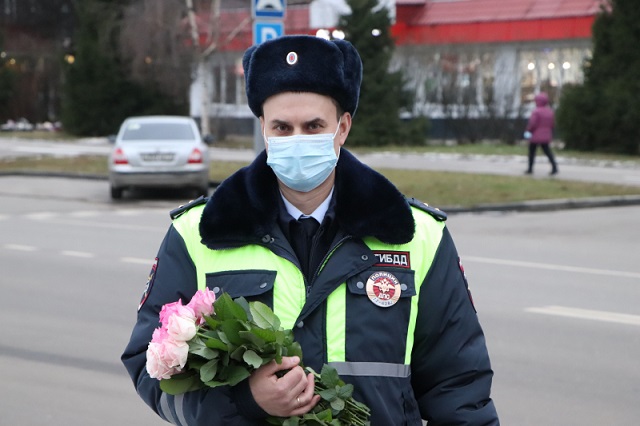 Сотрудники Госавтоинспекции Новой Москвы поздравили женщин с Днем матери