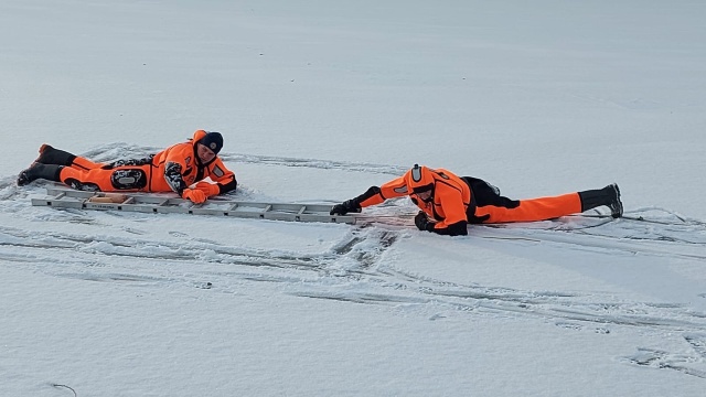 В зимний период безопасность на тонком льду на особом контроле