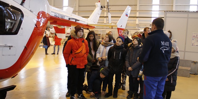 Растим кадры смолоду: пилоты и спасатели Московского авиацентра провели экскурсию на аэродроме Остафьево