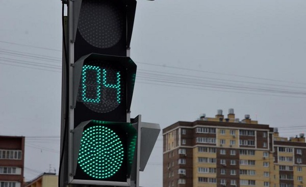 Перекрестки с «умными» светофорами построят в Москве