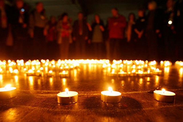 Сотрудники полиции УВД по ТиНАО зажгли десятки свечей в память о павших 