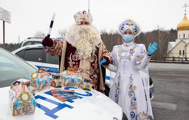 Полицейский Дед Мороз и Снегурочка поздравили автомобилистов с наступающим праздником