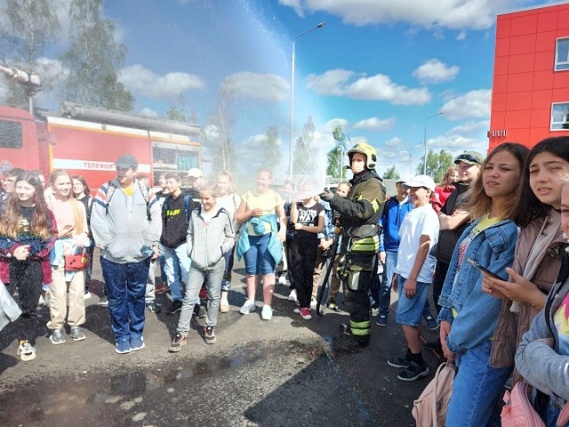 Пожарные ТиНАО напомнили правила безопасных летних каникул