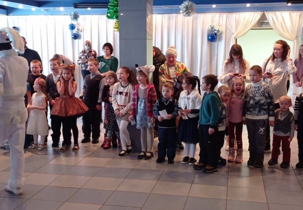 Новогодний спектакль провели сотрудники Дома культуры «Солнечный» в Щаповском