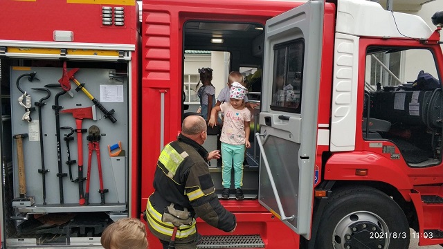 Сотрудники пожарно-спасательного отряда рассказали дошколятам о профессии пожарного