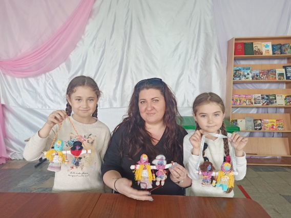 Мастер-класс по созданию кукол организовали представители Дома культуры «Солнечный» 