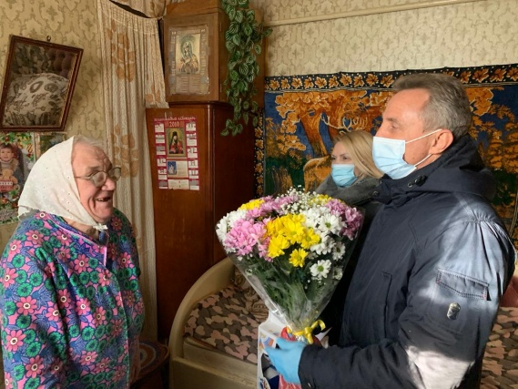 В Щаповском поздравили юбиляра с 90-летием