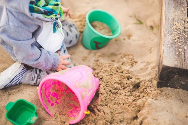 Песок на детских площадках обновят в Щаповском