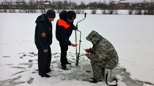 Московские спасатели призывают горожан и гостей столицы не выходить на непрочный лёд 
