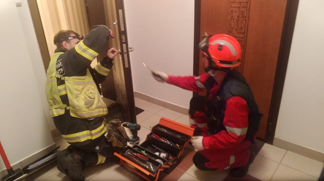 Спасатели Московского авиационного центра в Щербинке помогли двухлетнему малышу 