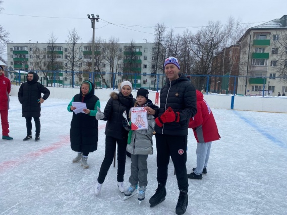 Третье место на «Веселых стартах на льду» заняла семья из Щаповского