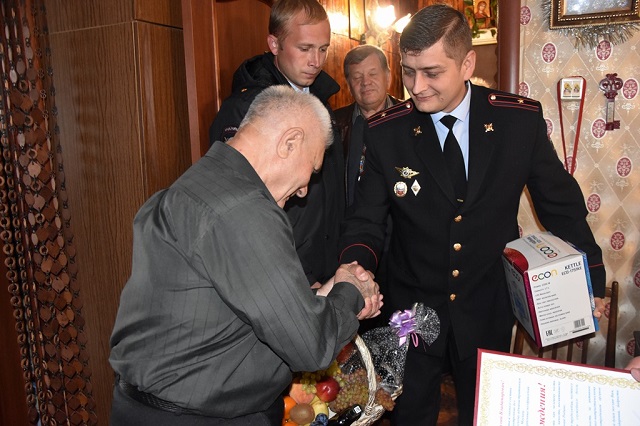 Сотрудники полиции УВД по ТиНАО поздравили ветерана органов внутренних дел с 80-летним юбилеем