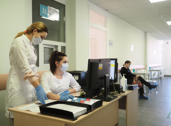 Москвичи смогут пройти вакцинацию от коронавируса в торговом центре поселения Сосенское