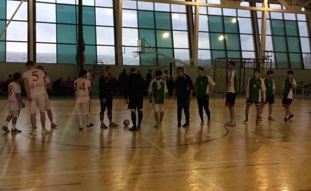 Спортсмены из Щаповского выиграли два матча в городском турнире по мини-футболу