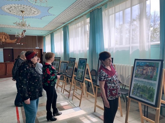 Совет ветеранов Щаповского посетил выставку детских рисунков