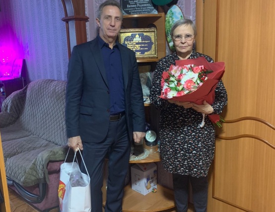 Представители Щаповской администрации поздравили маму участника Первой Чеченской кампании