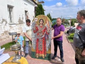 Прихожане Храма Вознесения присутствовали на установке святого образа на фасад здания