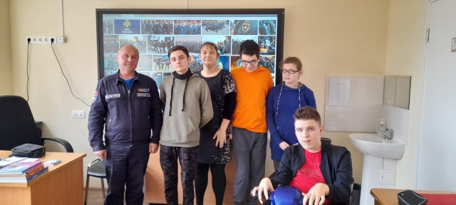 О профессии спасатель и пожарный узнали московские школьники