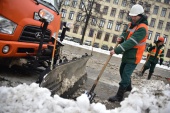 Колонна самосвалов снега, вывезенного с улиц столицы, равна расстоянию от Москвы до Сургута