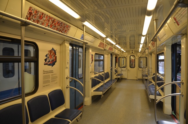 Специальные стикеры о соблюдении дистанции расклеили на сиденьях в метро