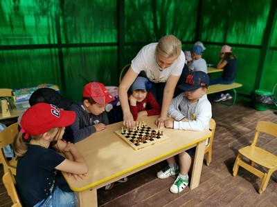 Сотрудники школы №2075 провели мастер-класс по шахматам