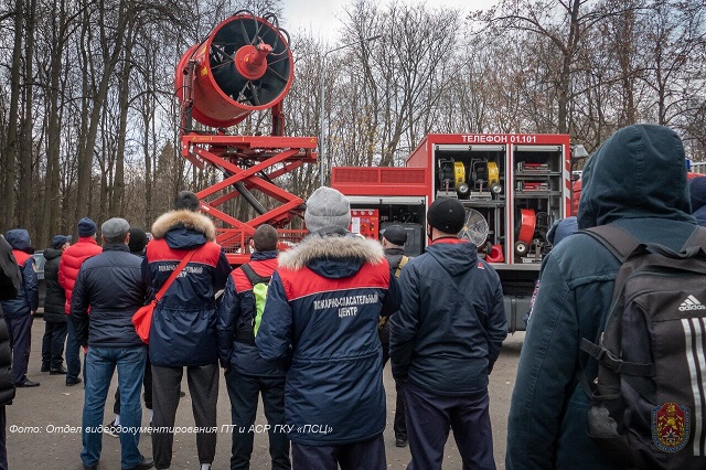В Пожарно-спасательном центре Москвы прошли занятия по изучению техники для будущих огнеборцев